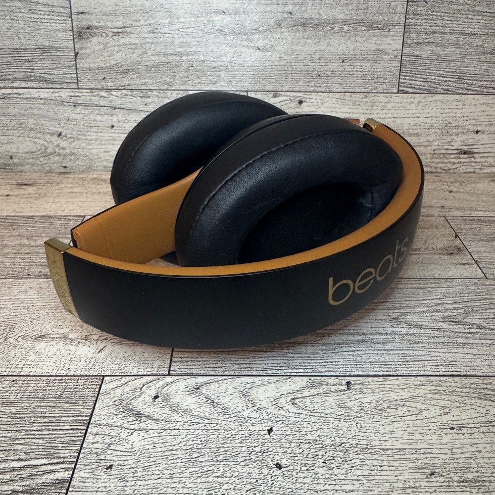 Beats by Dr. Dre Studio3 Wireless Headphones - Picture 3 of 7